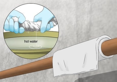 باز کردن لوله یخ زده پلاستیکی با حوله و آب گرم