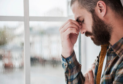 اختلال عاطفی فصلی,علل اختلال عاطفی فصلی,مرد مبتلا به افسردگی